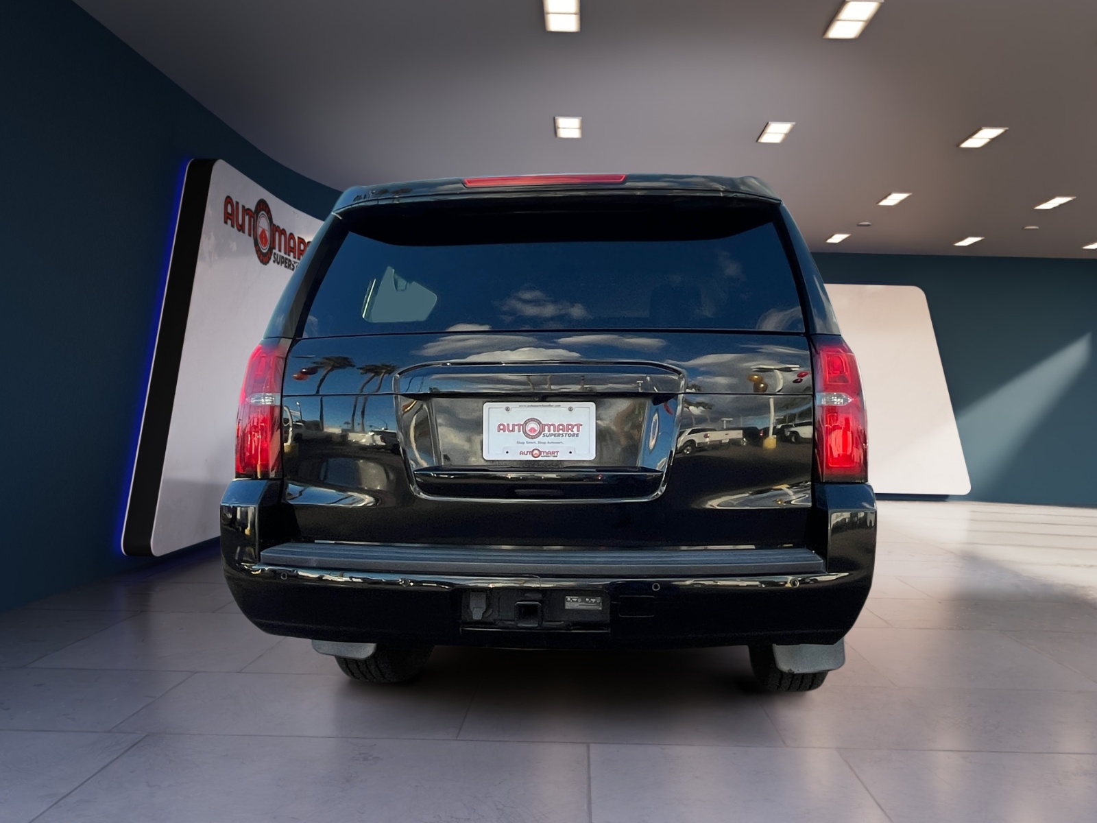 2016 Chevrolet Suburban LT photo 4