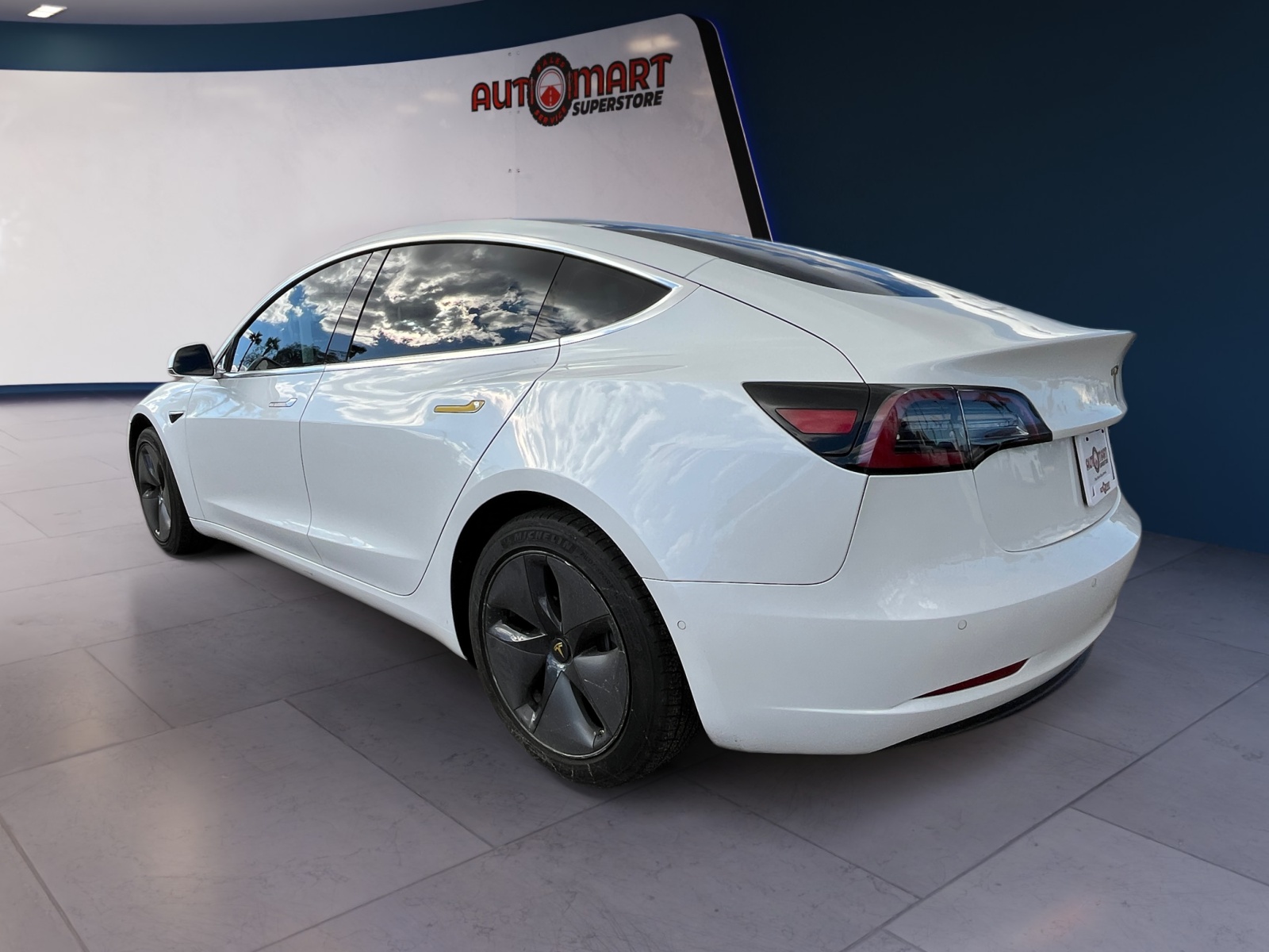 2019 Tesla Model 3 Standard Range Plus photo 3