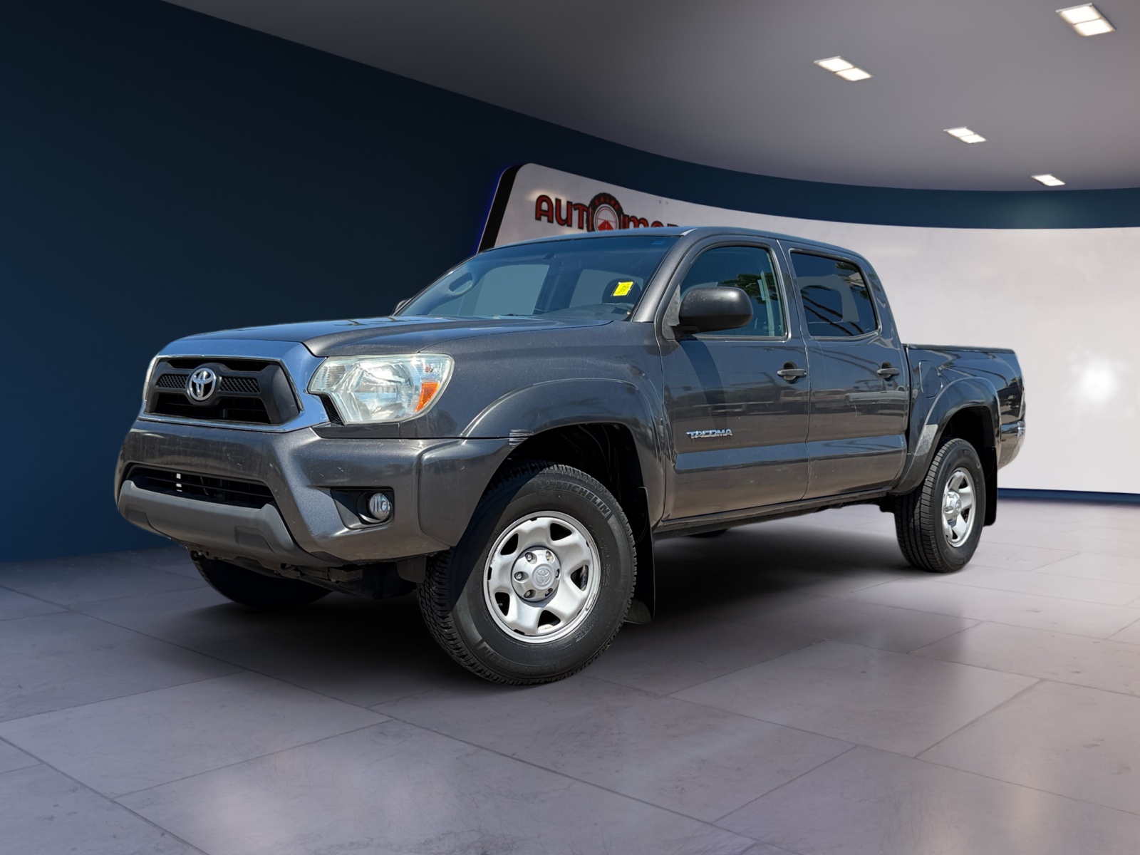 Toyota Tacoma photo 2