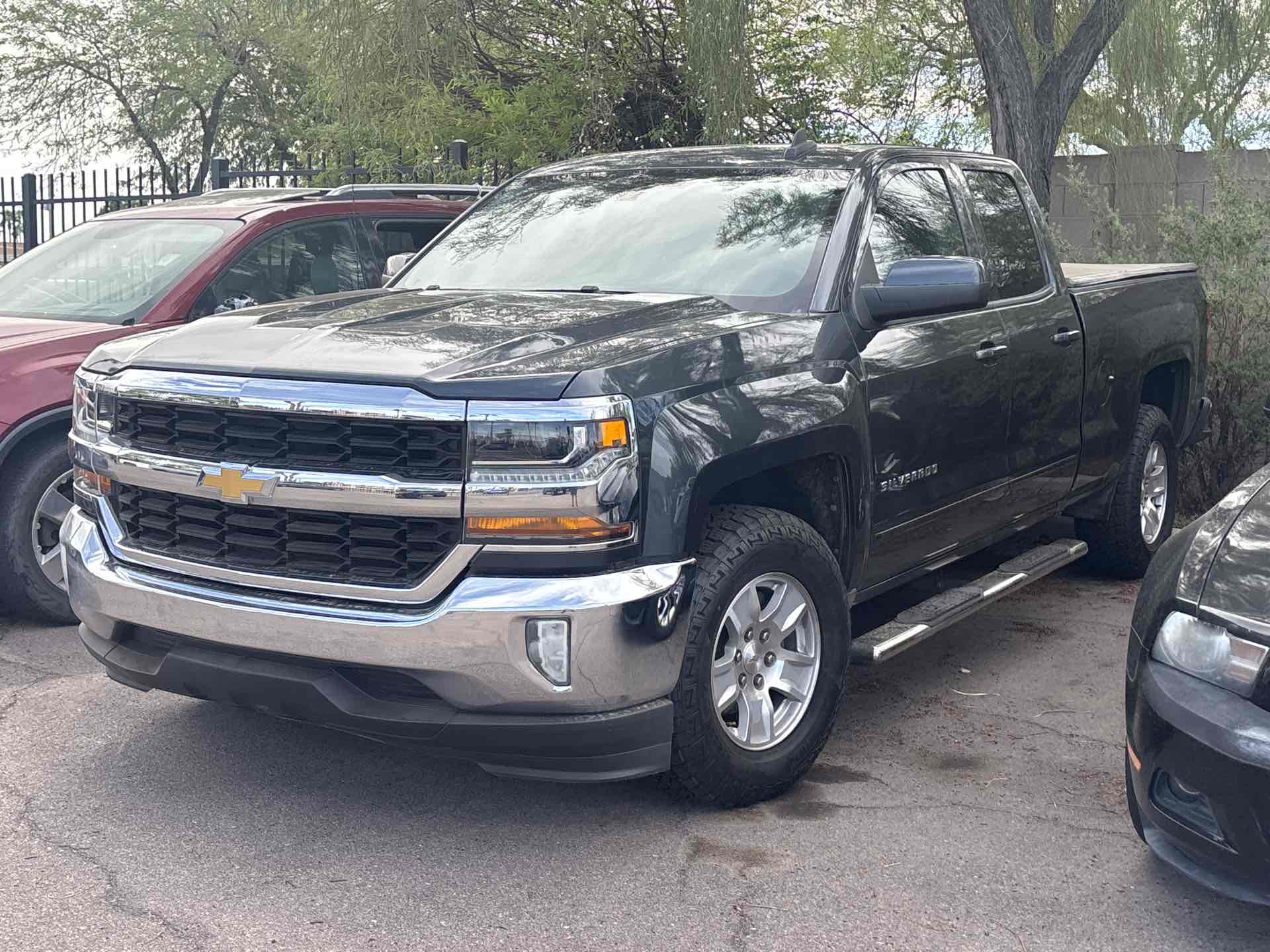 Chevrolet Silverado photo 2