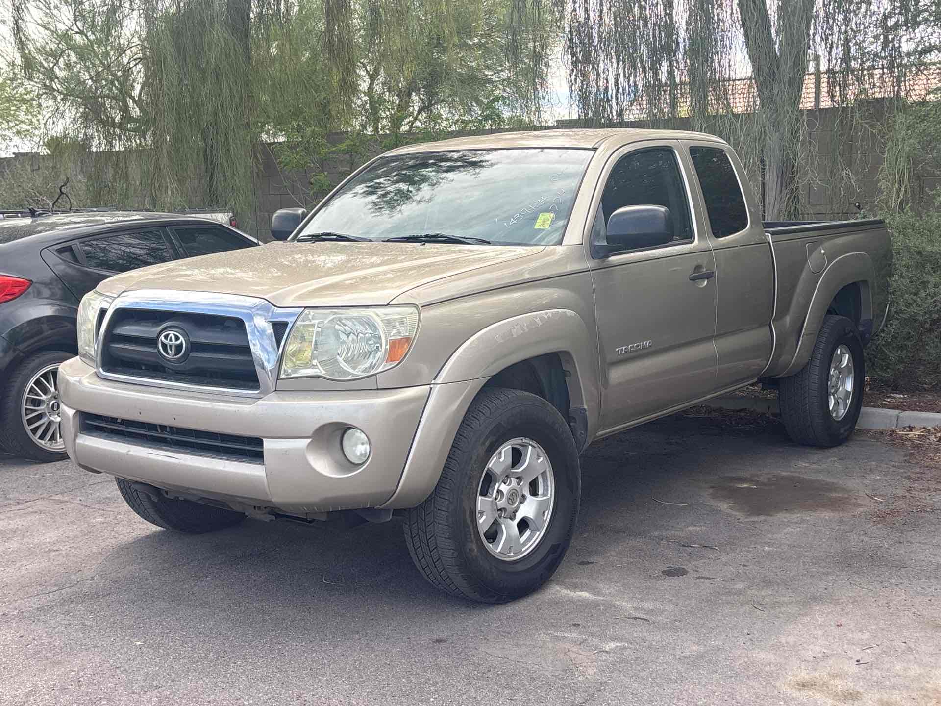 Toyota Tacoma photo 2