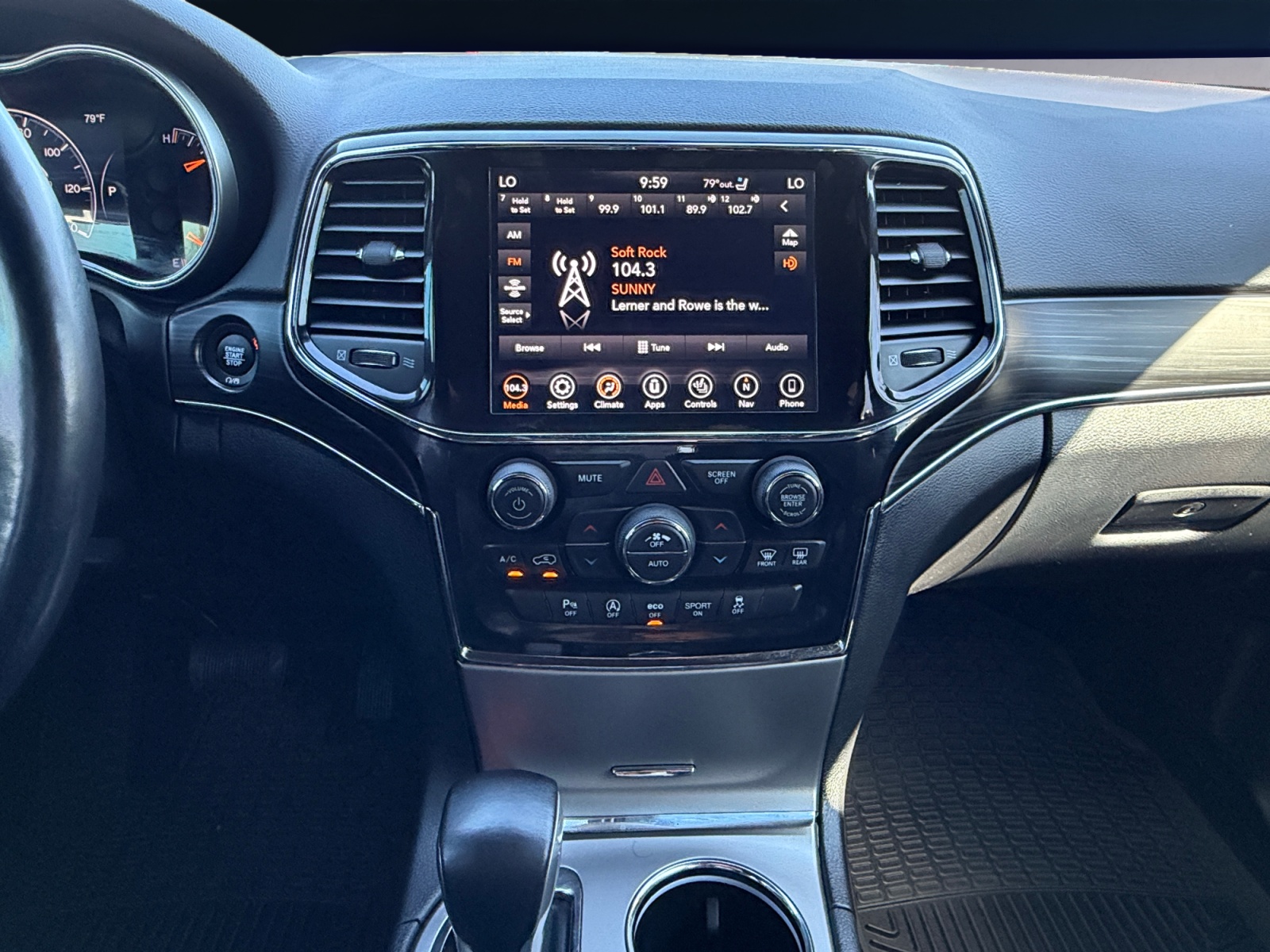 Jeep Grand Cherokee photo 12