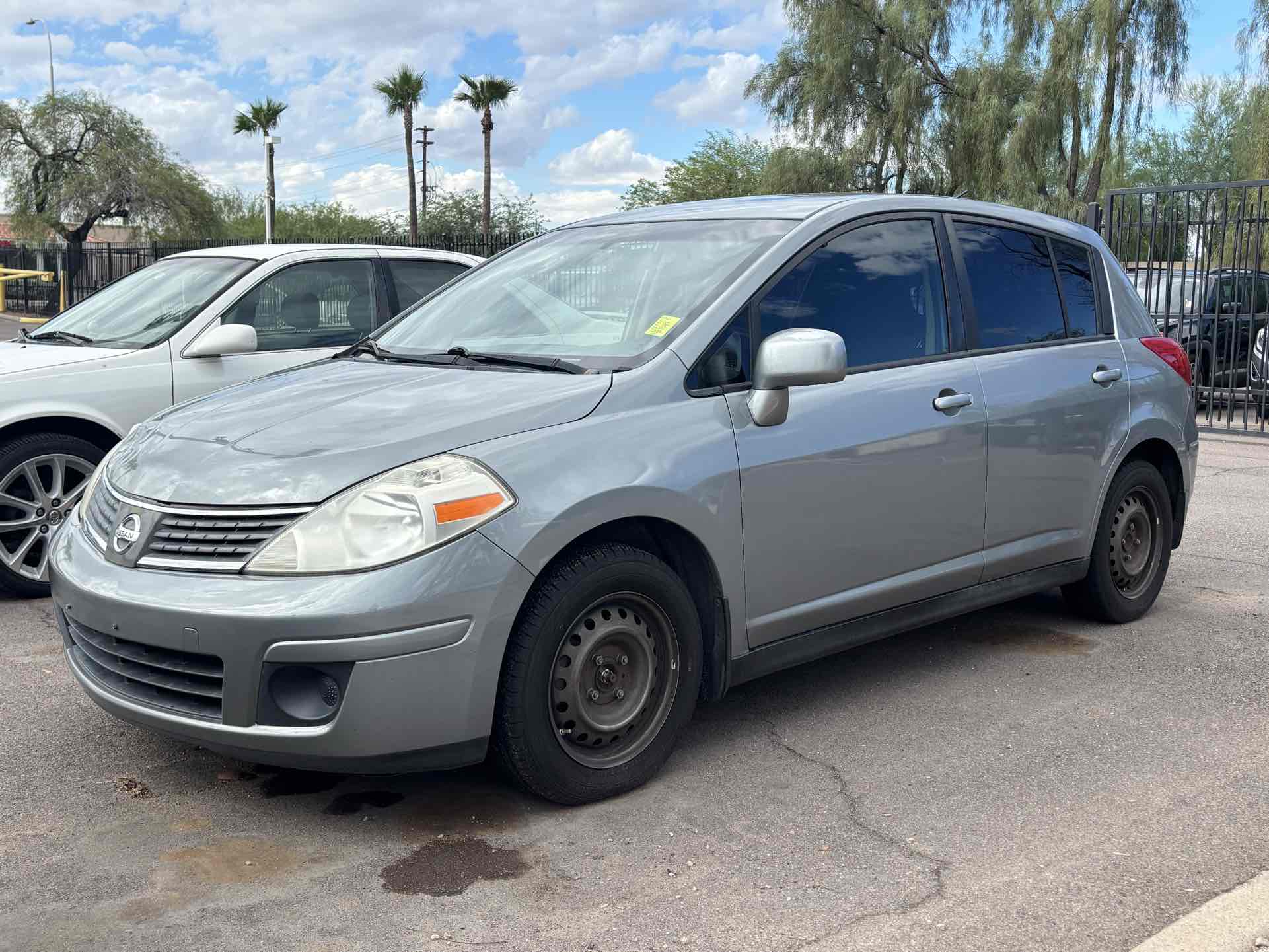 Nissan Versa photo 2