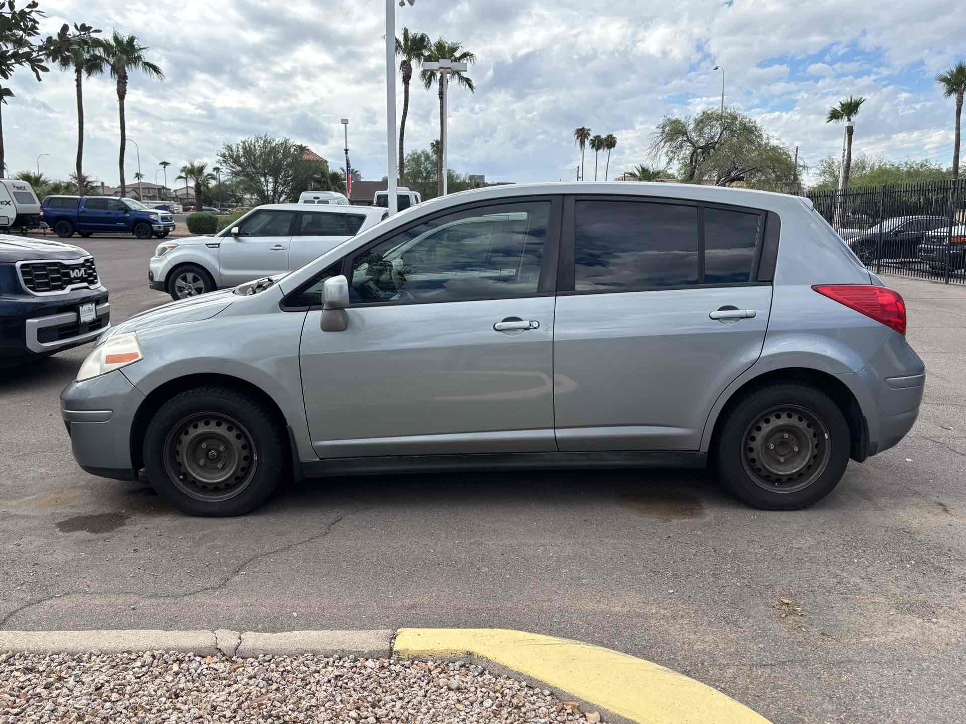 Nissan Versa photo 3