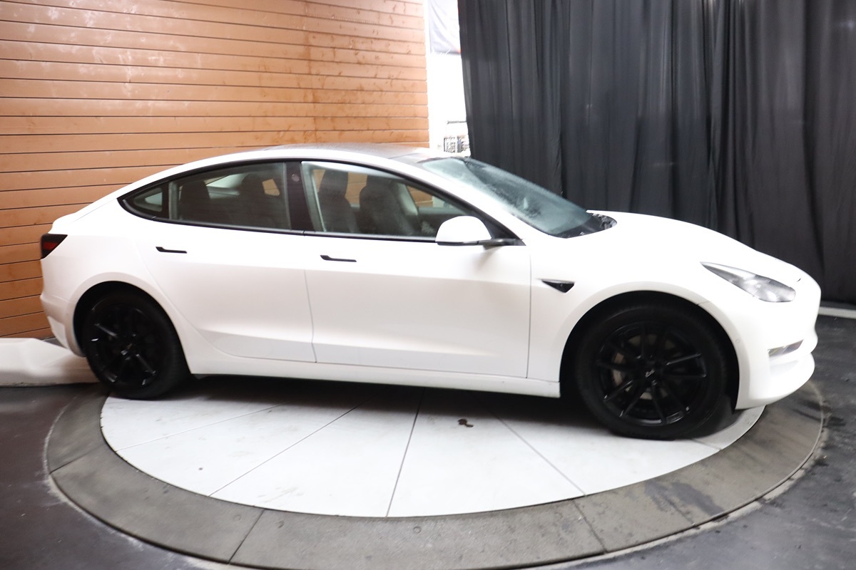 2022 Tesla Model 3 Long Range photo 15