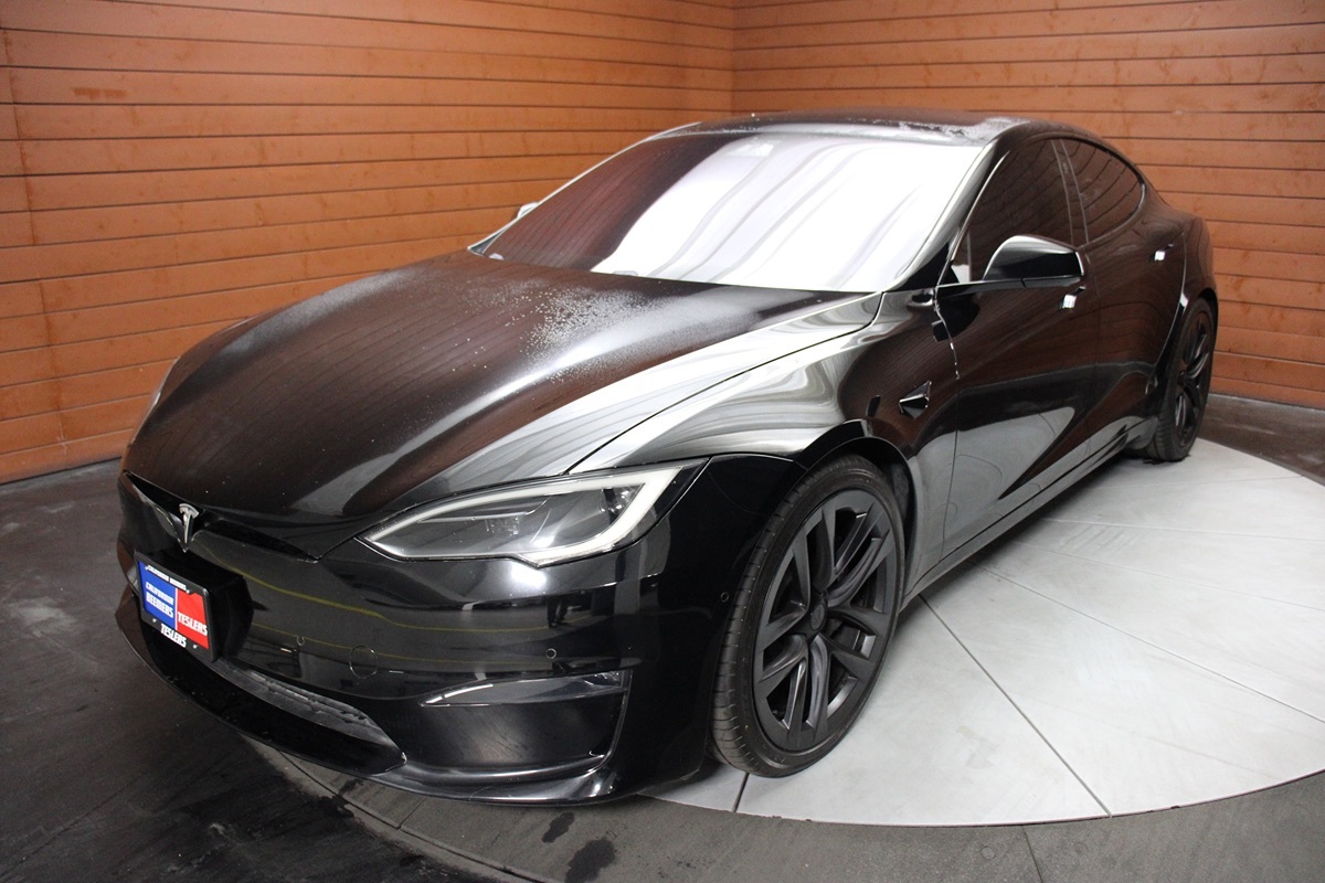 2022 Tesla Model S Plaid AWD photo 2