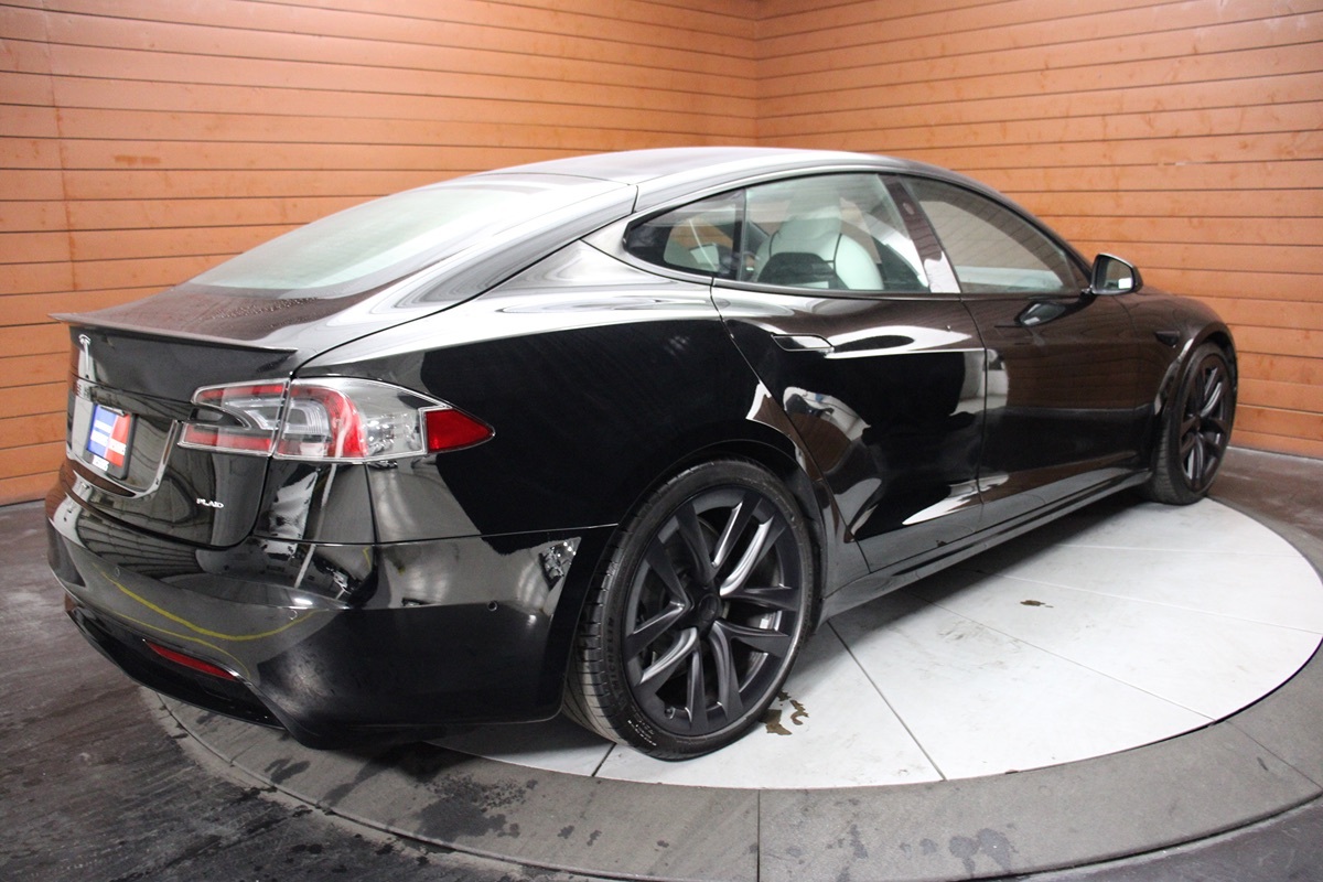 2022 Tesla Model S Plaid AWD photo 4
