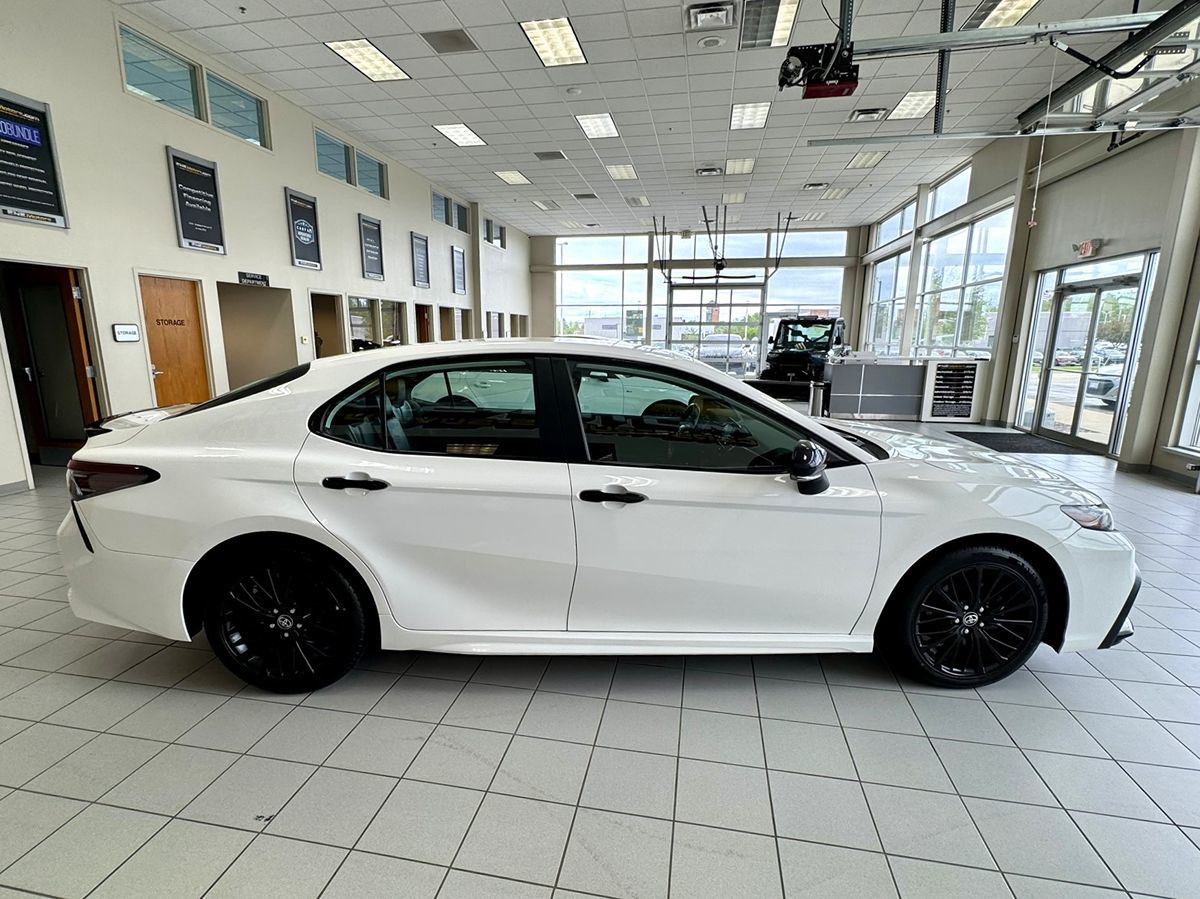 2022 Toyota Camry SE Nightshade Edition photo 5