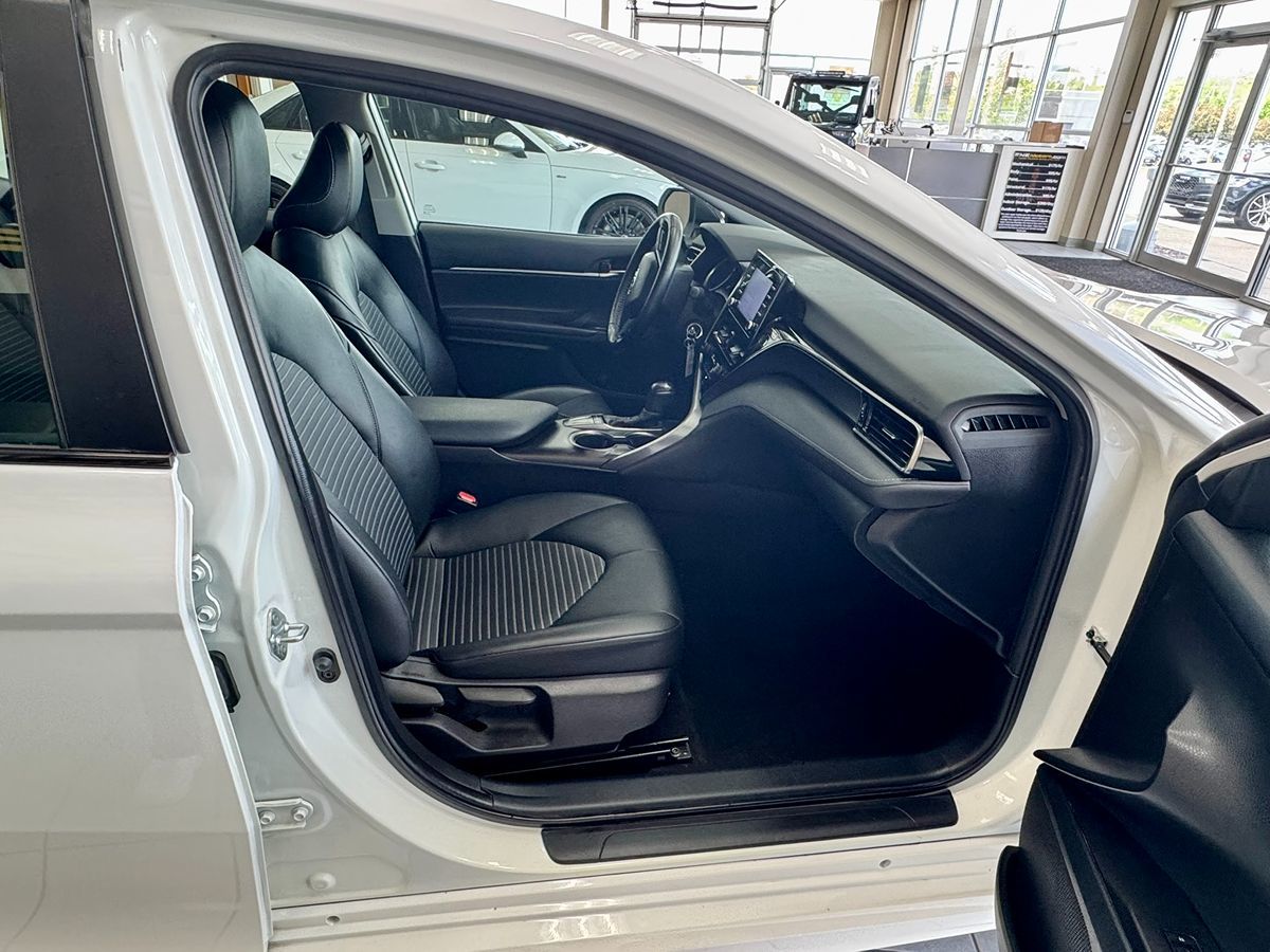 2022 Toyota Camry SE Nightshade Edition photo 13