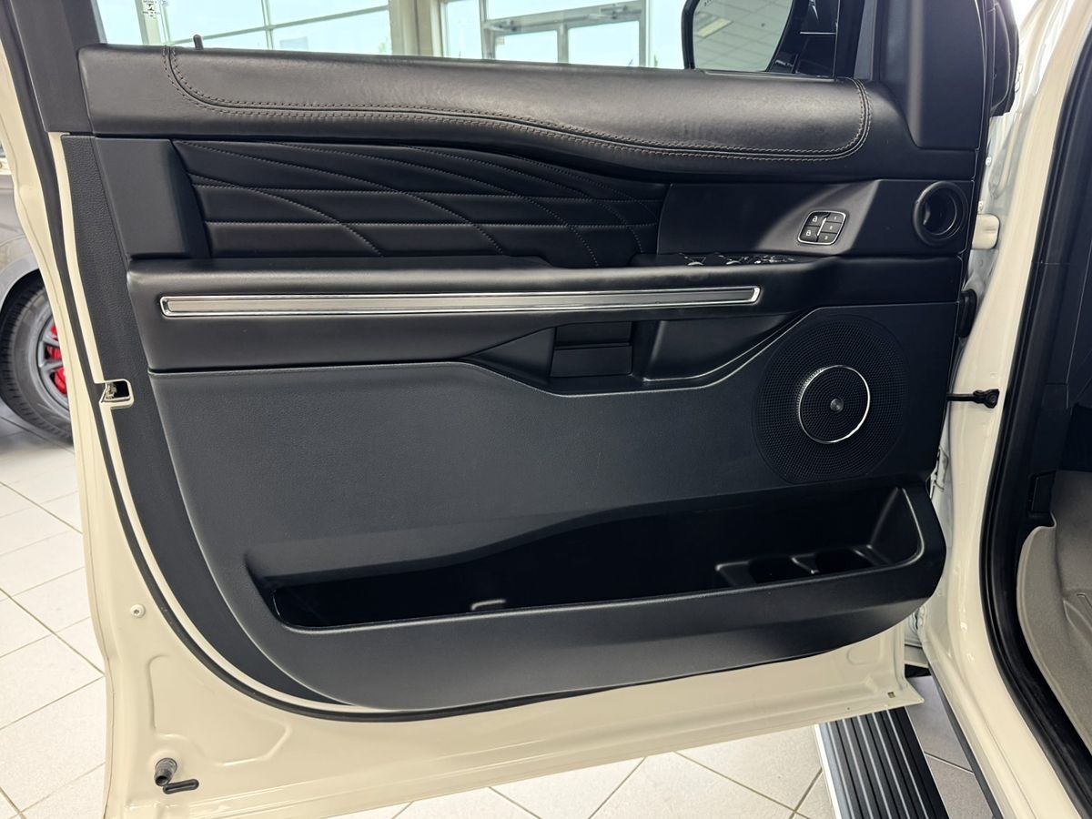 2021 Ford Expedition MAX Platinum photo 9