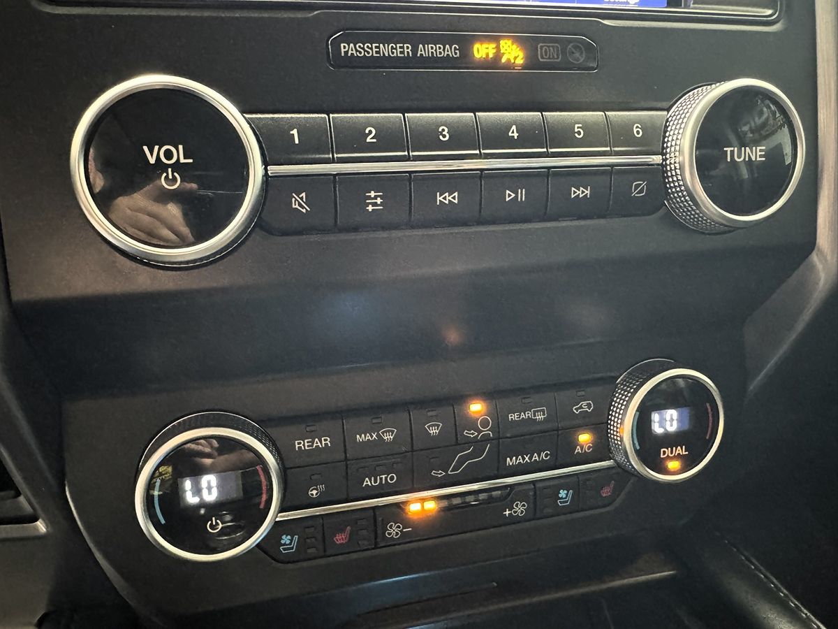 2021 Ford Expedition MAX Platinum photo 28