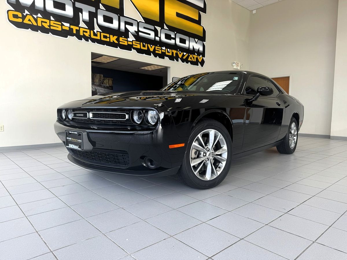 2021 Dodge Challenger SXT photo 2