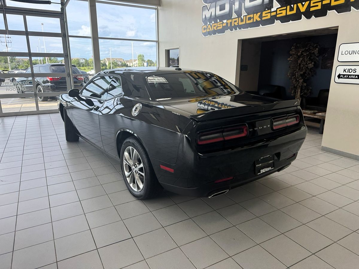 2021 Dodge Challenger SXT photo 3