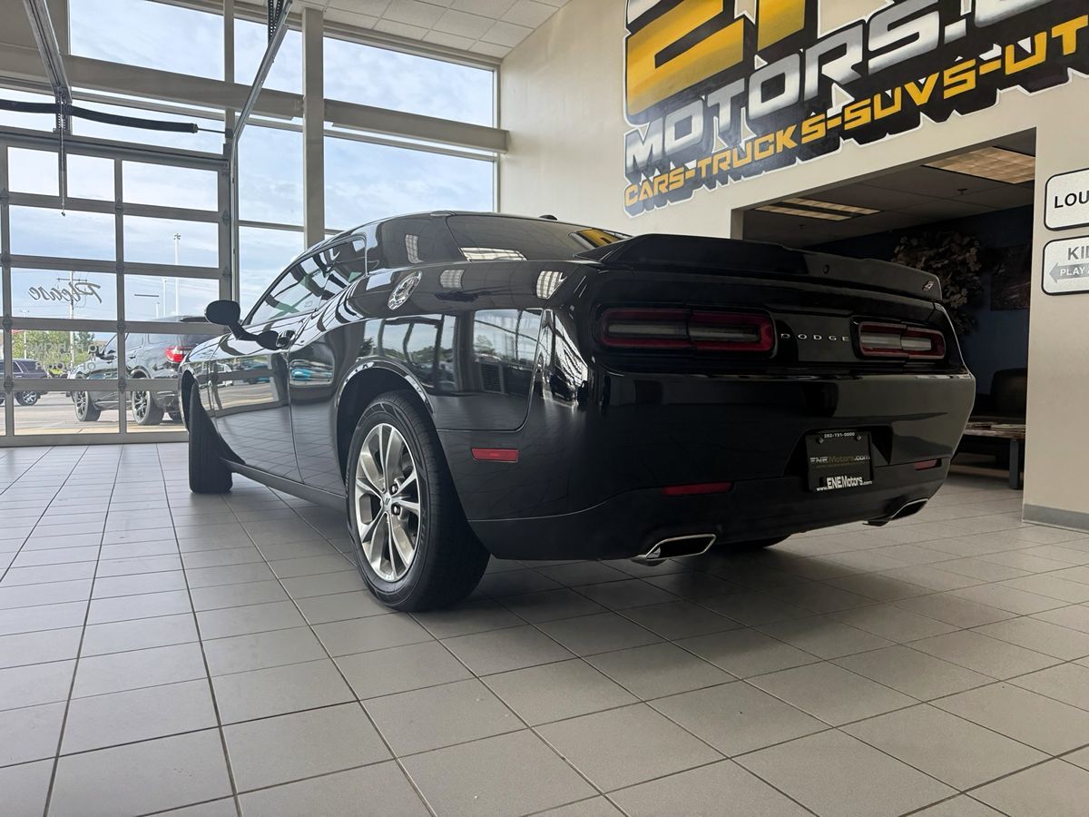2021 Dodge Challenger SXT photo 4