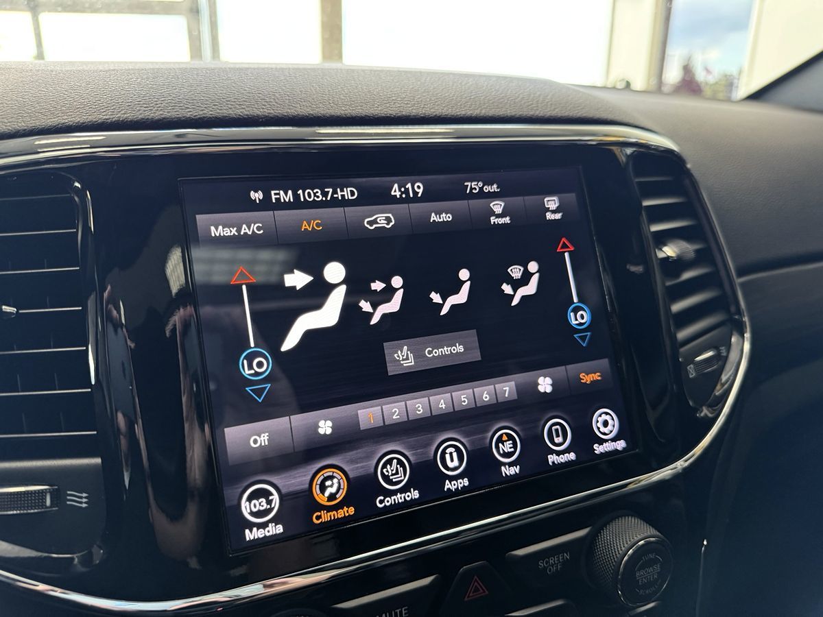 2020 Jeep Grand Cherokee Altitude photo 22