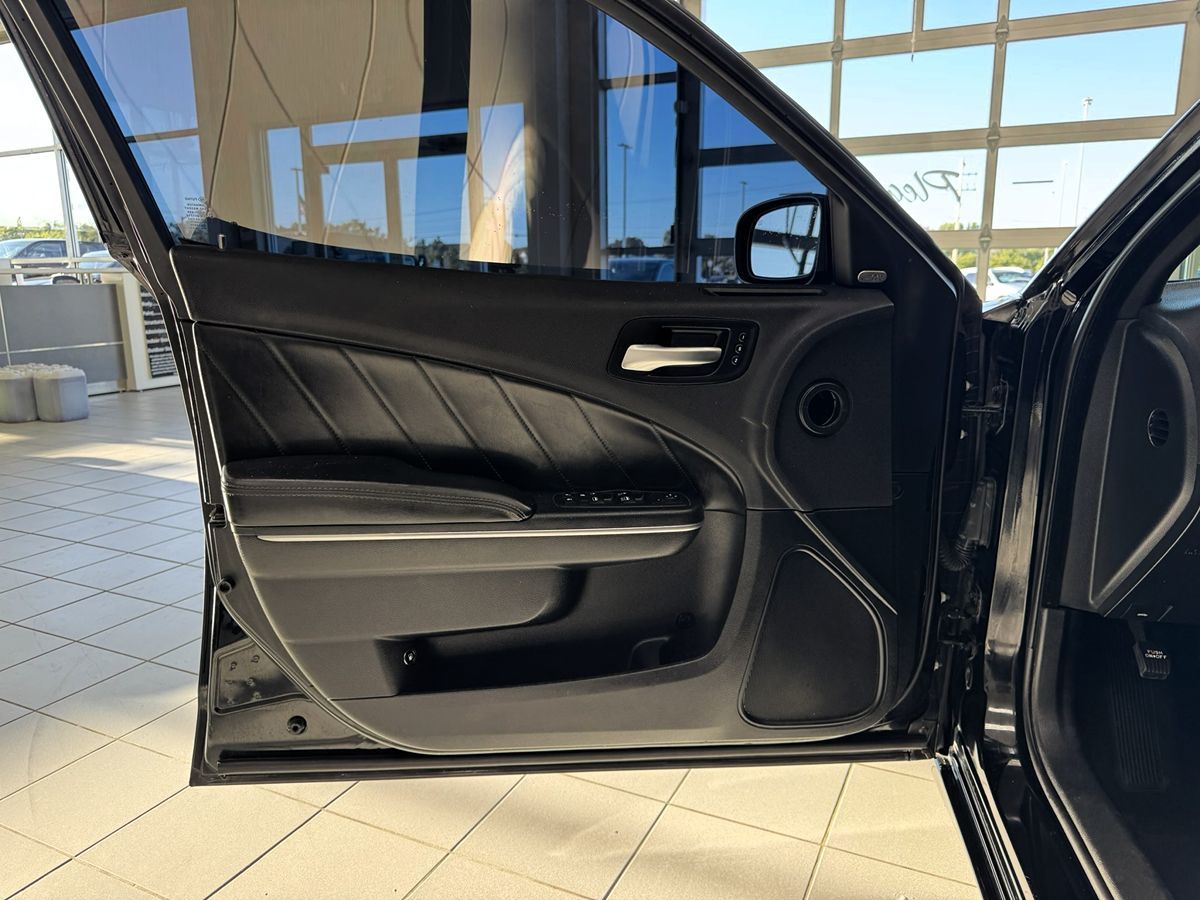 2015 Dodge Charger R/T photo 12