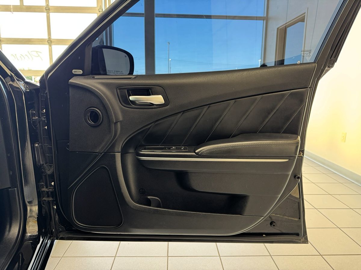 2015 Dodge Charger R/T photo 17