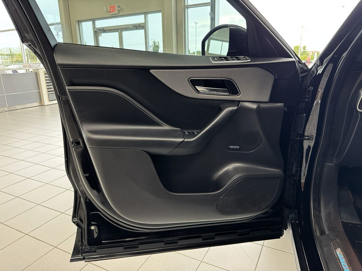 2019 Jaguar F-PACE S photo 9