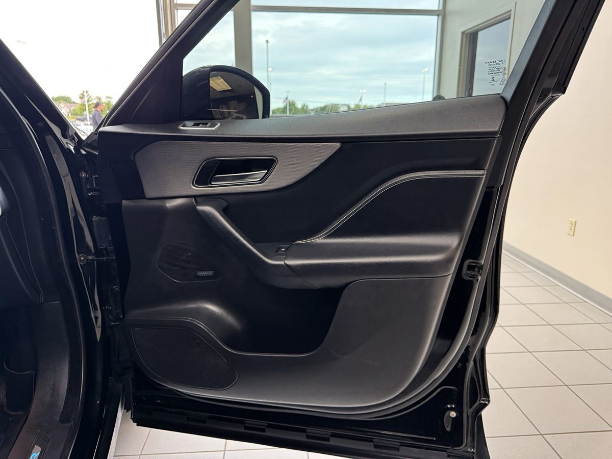 2019 Jaguar F-PACE S photo 14