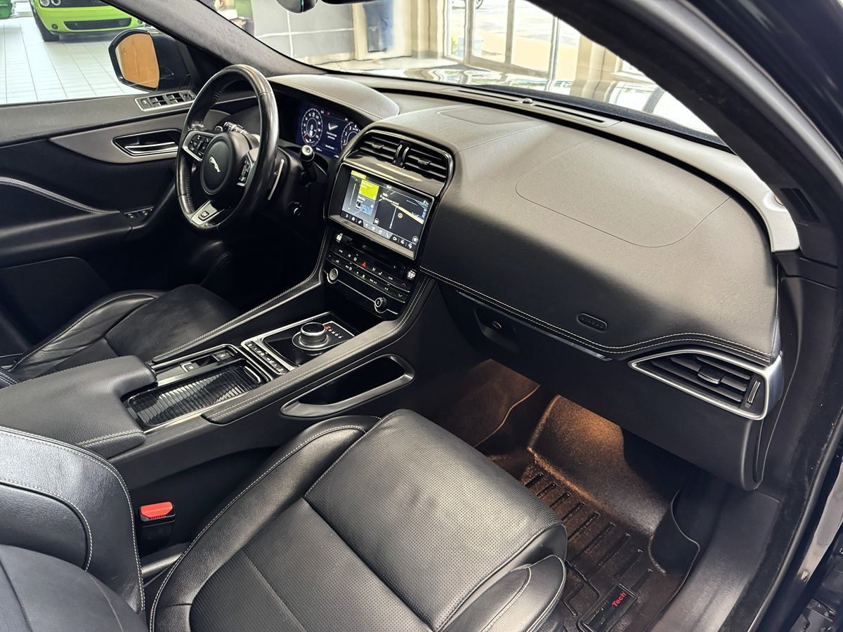 2019 Jaguar F-PACE S photo 17