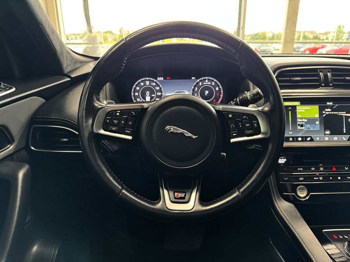 2019 Jaguar F-PACE S photo 20