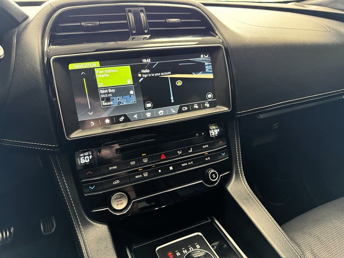 2019 Jaguar F-PACE S photo 21