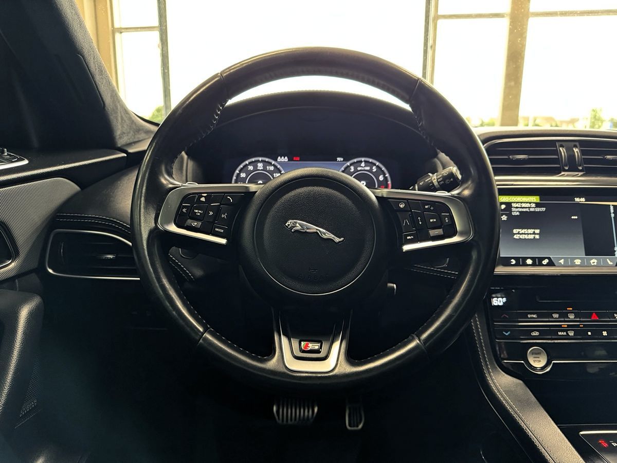 2019 Jaguar F-PACE S photo 32