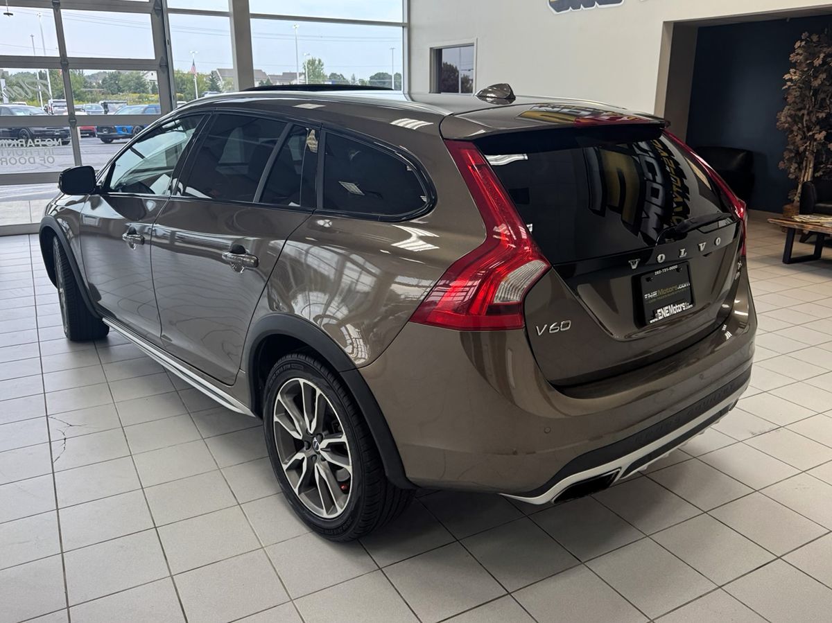 2018 Volvo V60 Cross Country photo 3