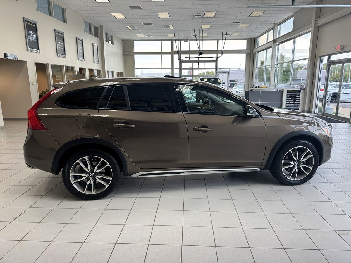 2018 Volvo V60 Cross Country photo 8