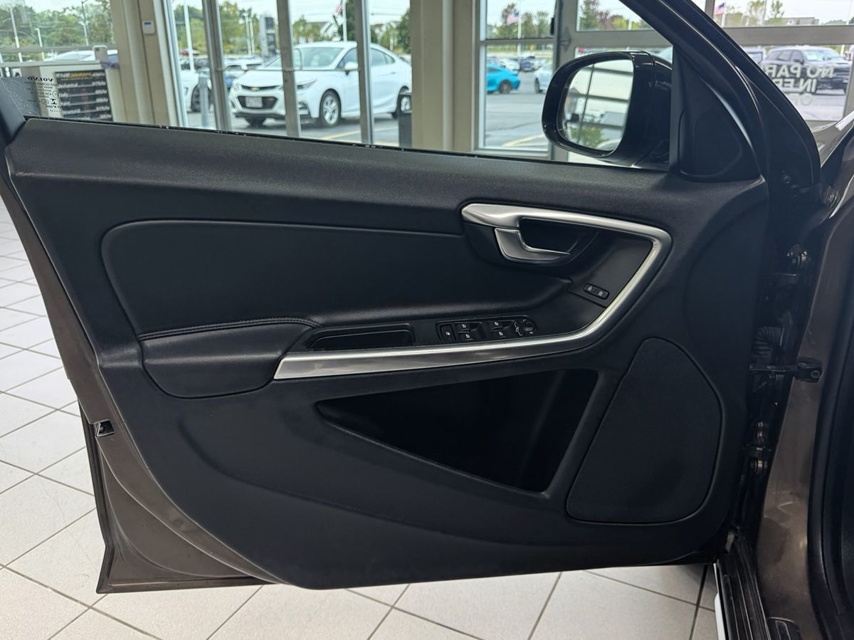 2018 Volvo V60 Cross Country photo 13