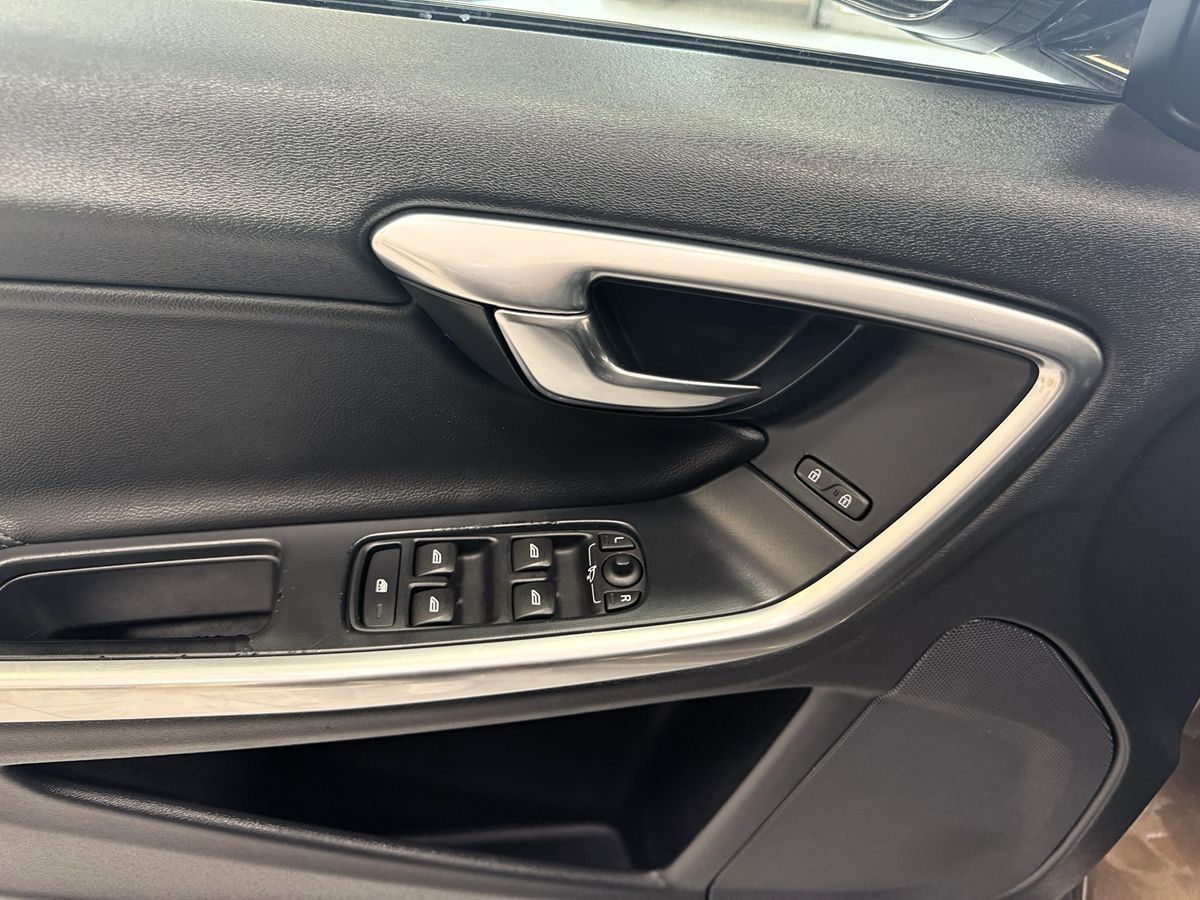2018 Volvo V60 Cross Country photo 14