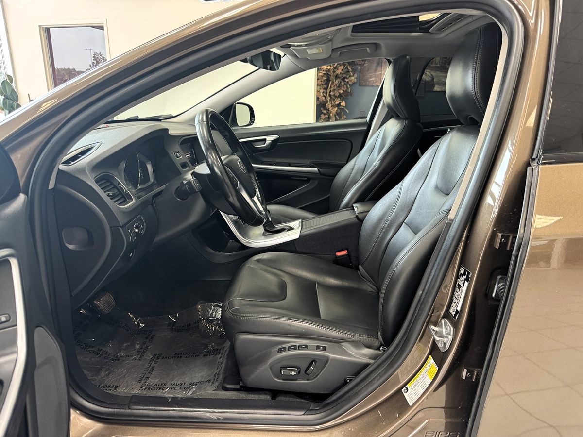 2018 Volvo V60 Cross Country photo 15