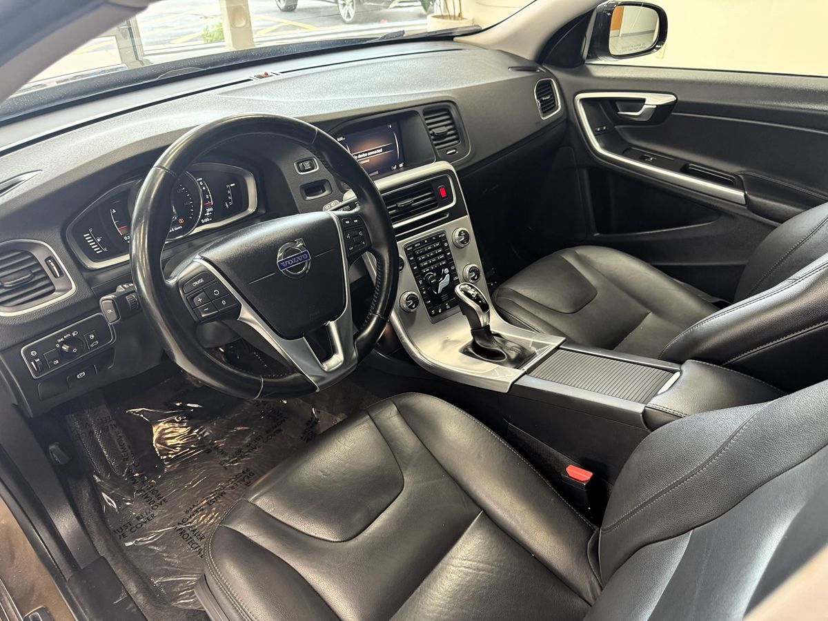 2018 Volvo V60 Cross Country photo 16