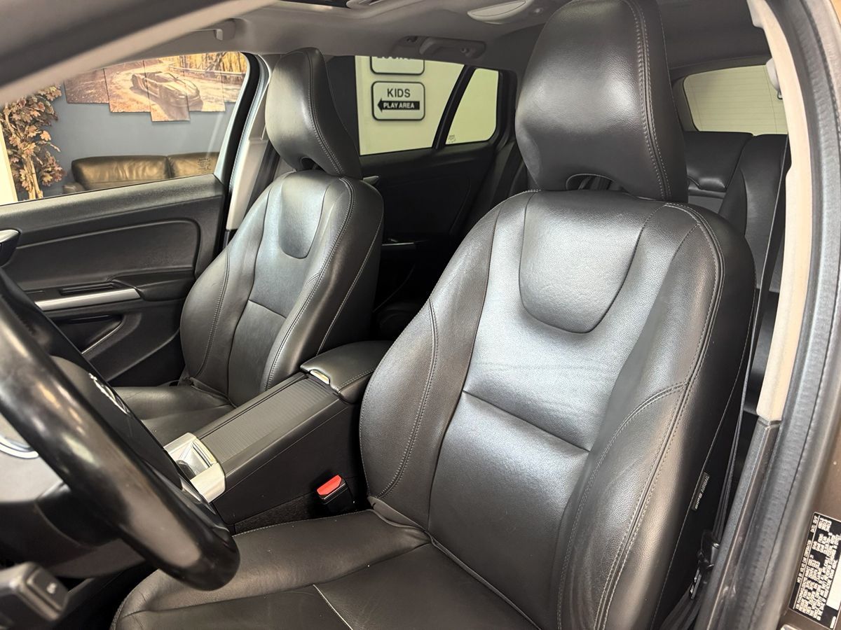 2018 Volvo V60 Cross Country photo 17
