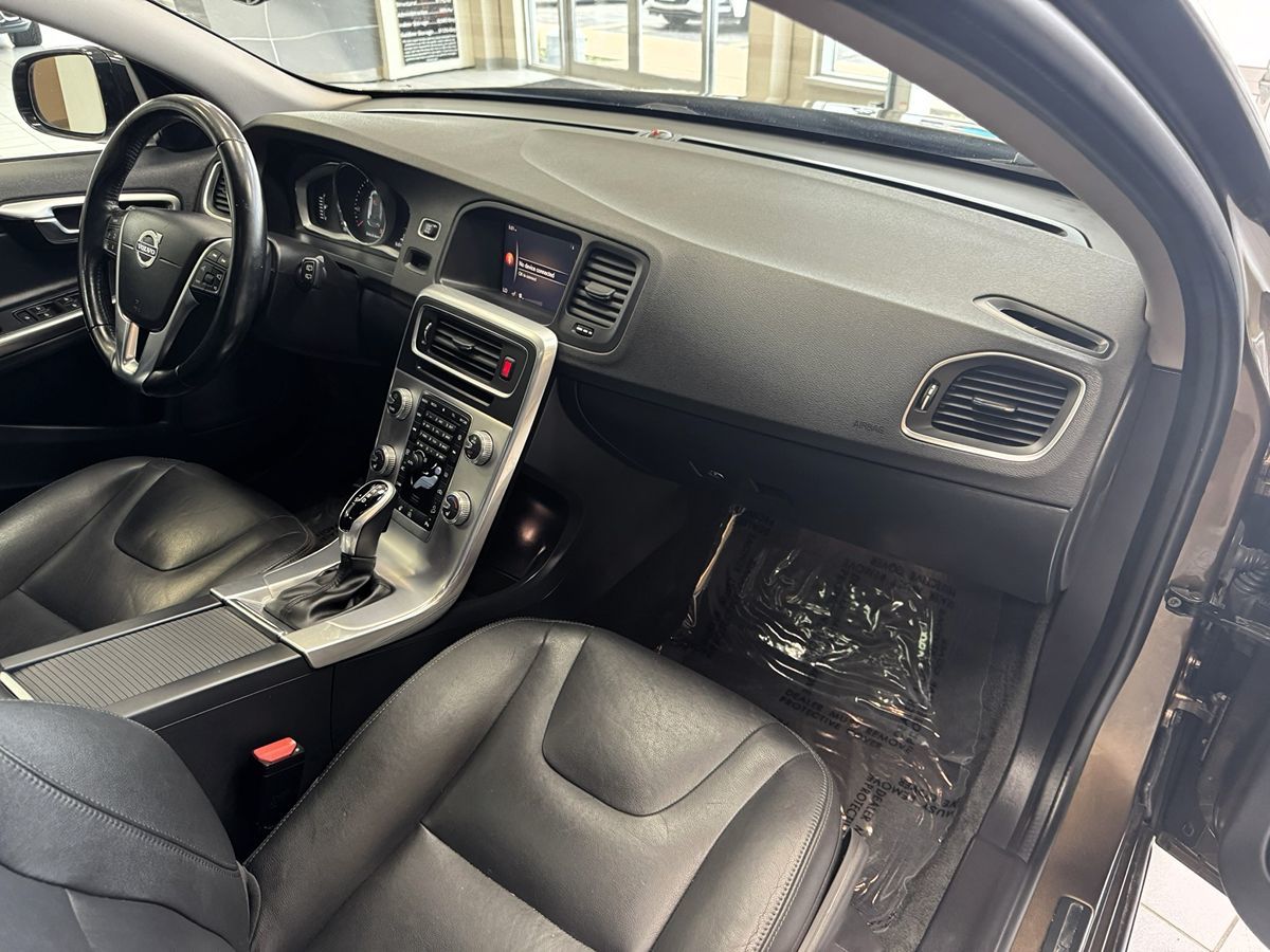2018 Volvo V60 Cross Country photo 21