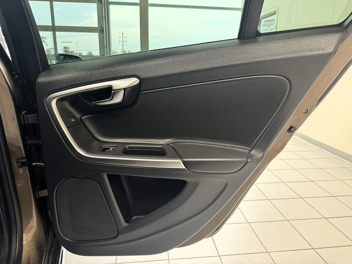 2018 Volvo V60 Cross Country photo 43