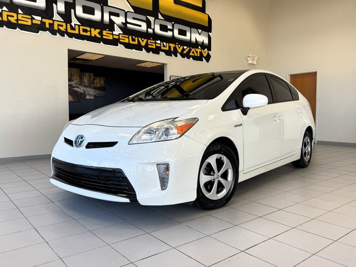 2013 Toyota Prius One photo 2
