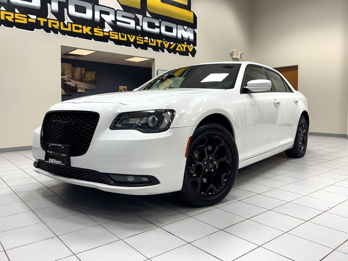2017 Chrysler 300 photo 2