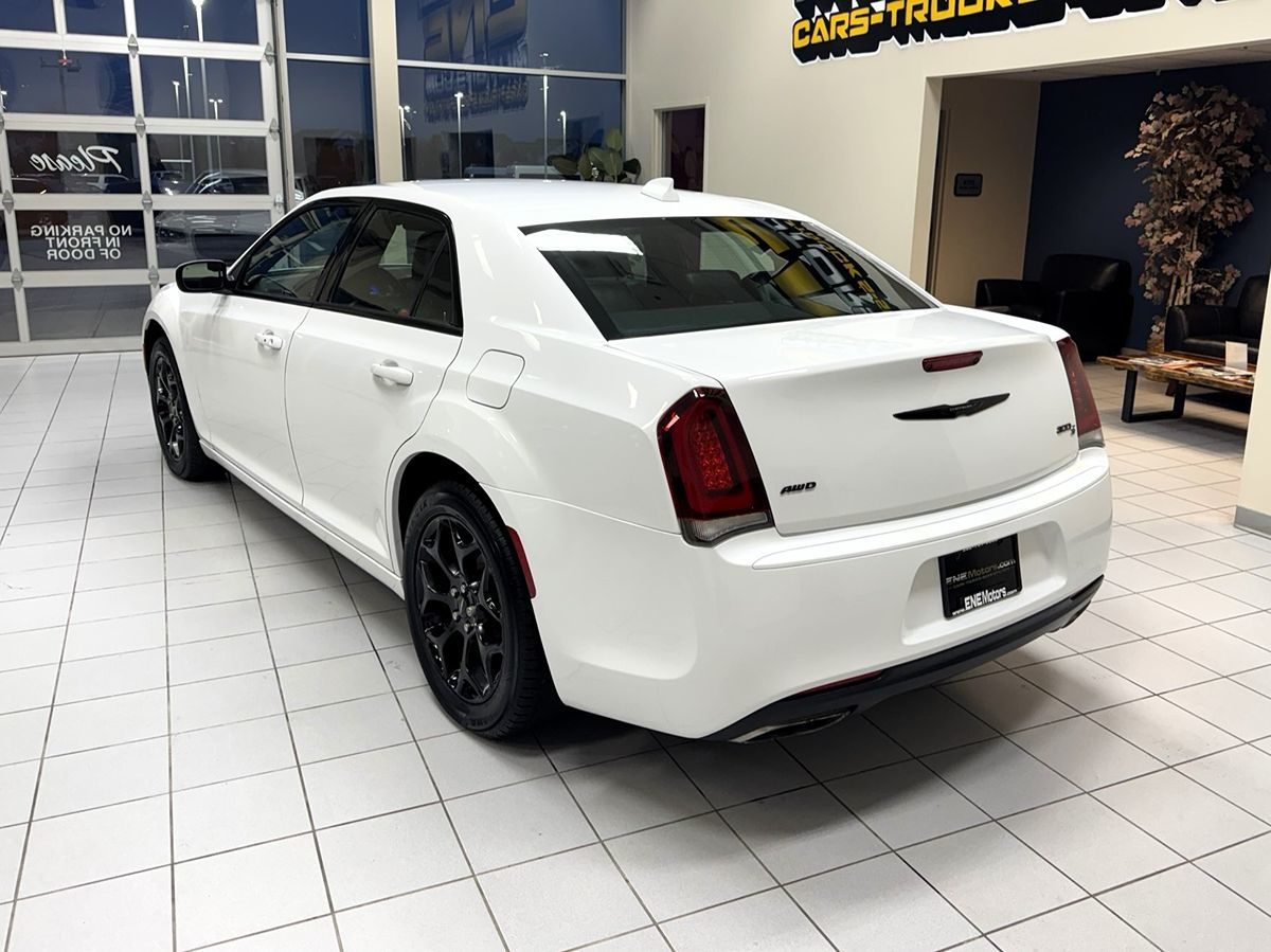 2017 Chrysler 300 photo 3