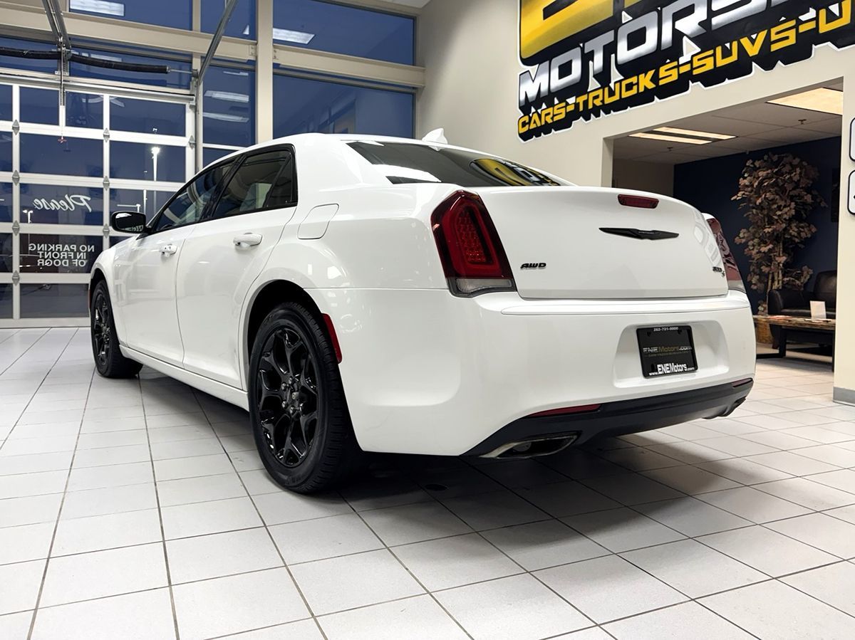 2017 Chrysler 300 photo 4