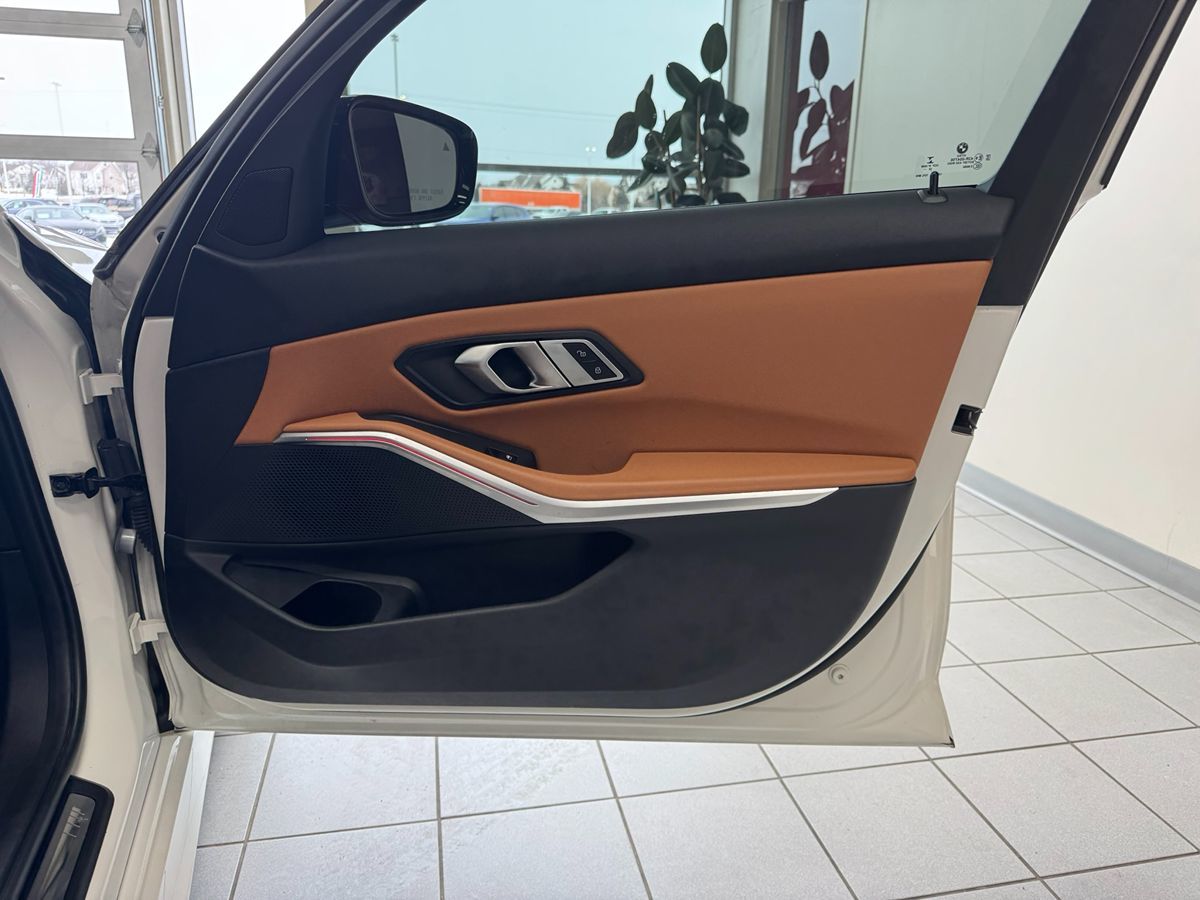 2023 BMW 3 Series 330i - Photo 18
