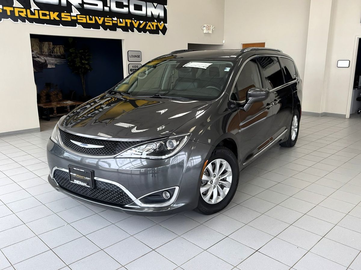 2018 Chrysler Pacifica Touring L's photo