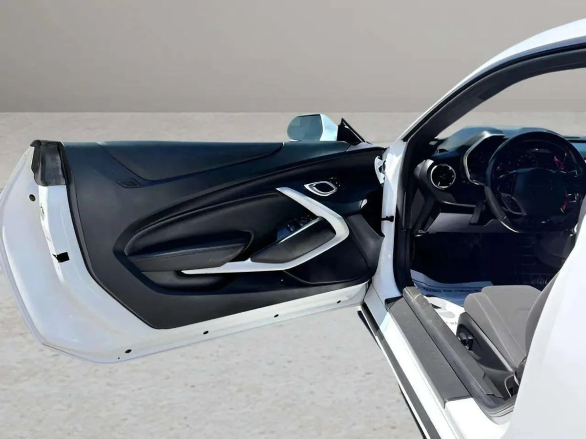 2021 Chevrolet Camaro LT1 - Photo 9