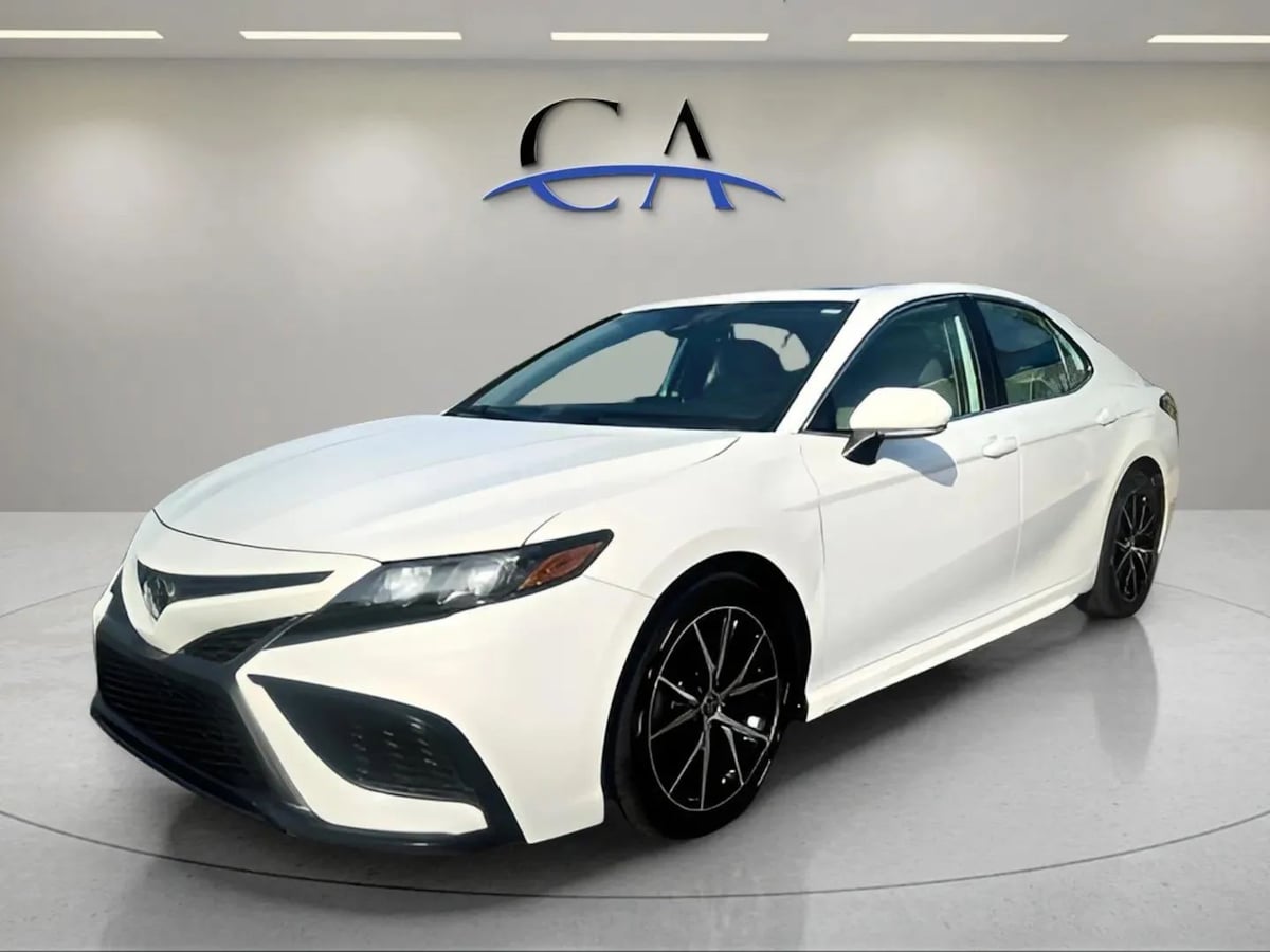 2022 Toyota Camry SE - Photo 3