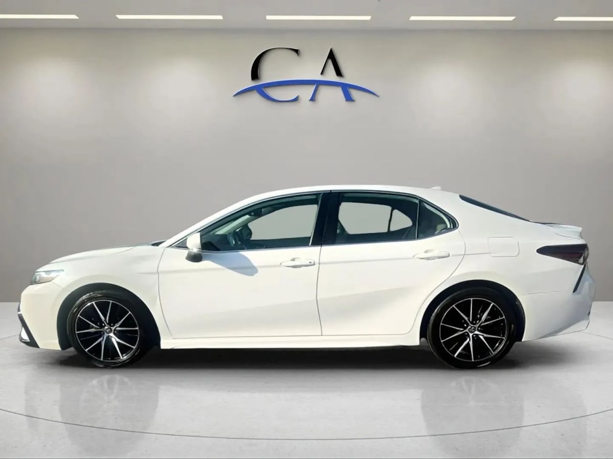 2022 Toyota Camry SE - Photo 4