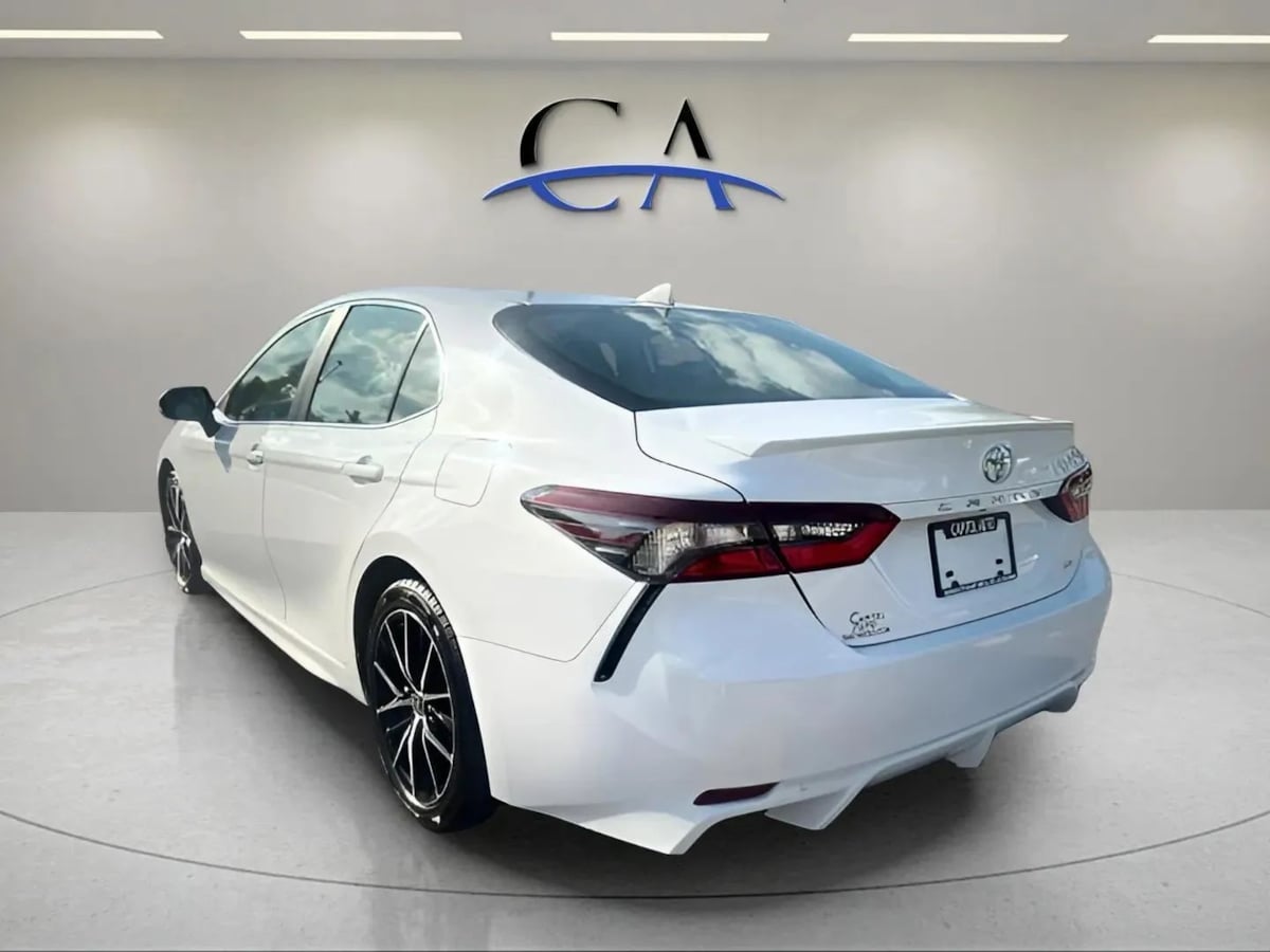 2022 Toyota Camry SE - Photo 5