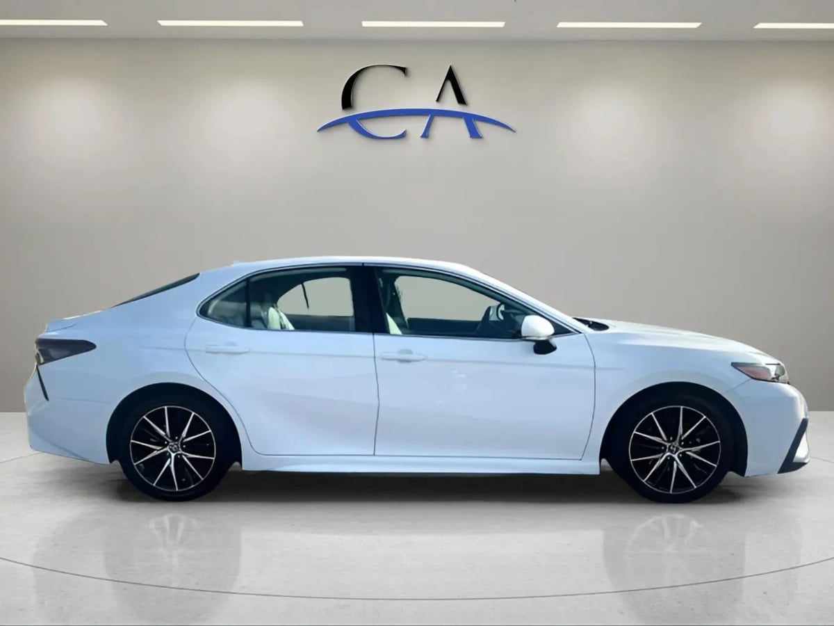 2022 Toyota Camry SE - Photo 8