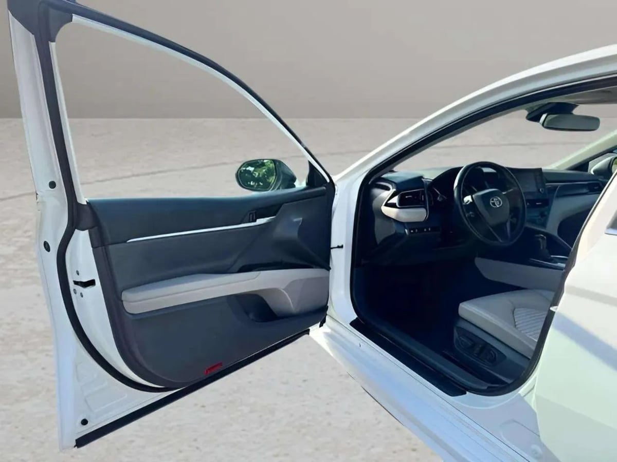 2022 Toyota Camry SE - Photo 9