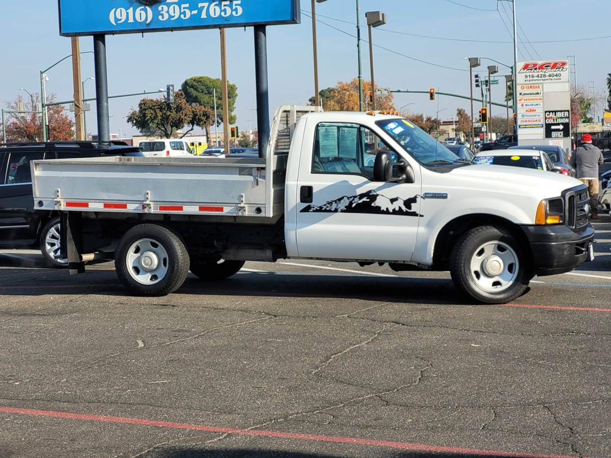 2006 Ford F-350 Super Duty Chassis Cab XL