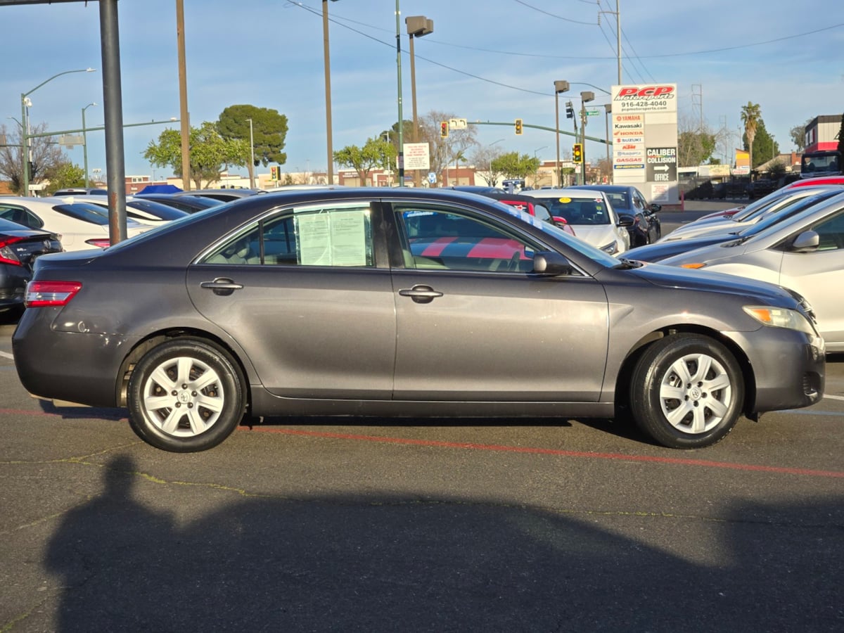 2011 Toyota Camry LE photo 4